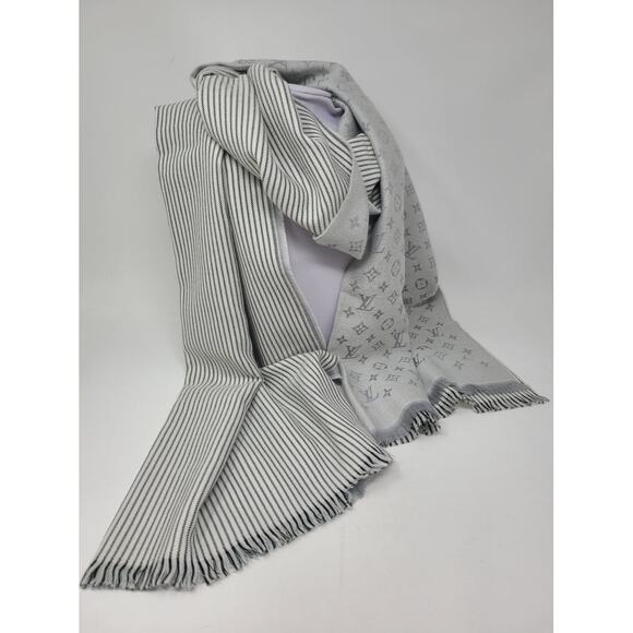 Louis Vuitton Grey LV Monogram wool oversized scarf - Picture 9 of 10